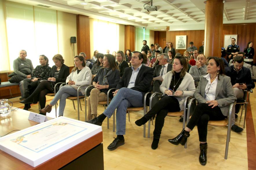 Premio Mención de Excelencia como Ciudad Amiga de la Infancia - Primera fila de autoridades municipales.