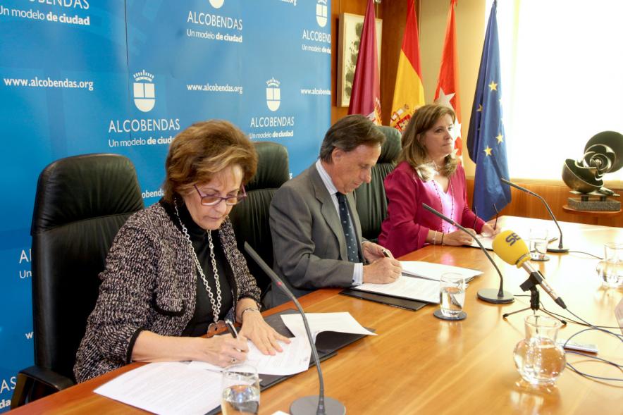 Premio Mención de Excelencia como Ciudad Amiga de la Infancia - Primer plano del alcalde García de Vinuesa y la representante de Unicef, la concejal,  firmando el acta.