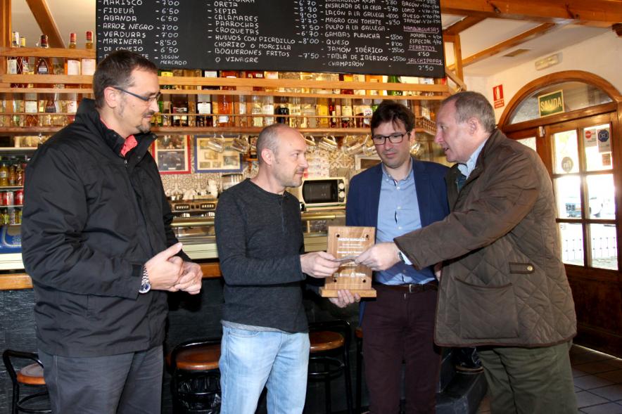Entrega Premio Tapeando Alcobendas con Mahou - Autoridades  municipales entregan  el trofeo al mesón burgalés.