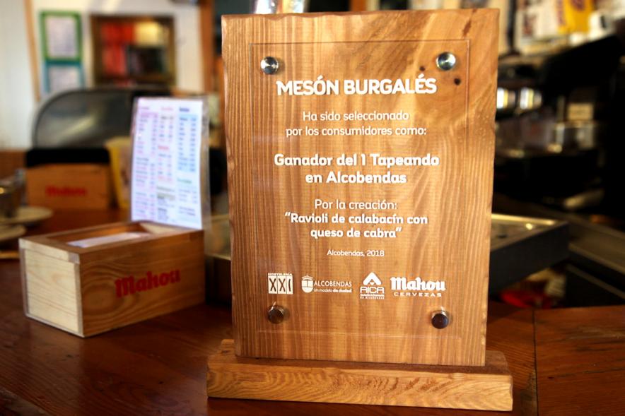 Entrega Premio Tapeando Alcobendas con Mahou - Primer plano del trofeo entregado al Mesón Burgalés.