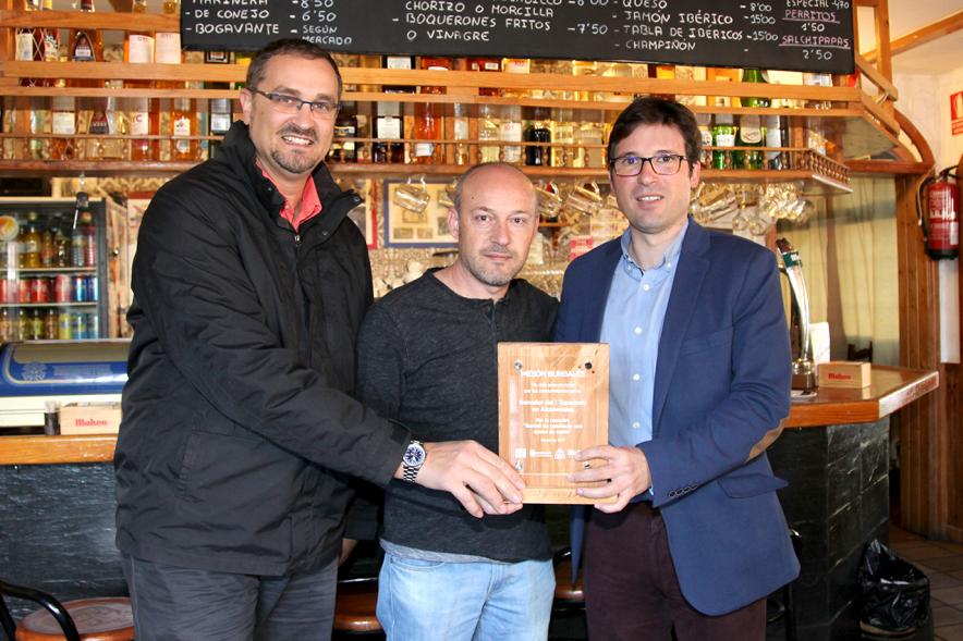Entrega Premio Tapeando Alcobendas con Mahou - Posado del concejal  Agustín Martín con  el representante de AICA y el dueño del mesón.
