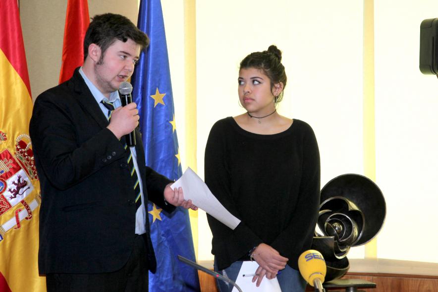 Premio Mención de Excelencia como Ciudad Amiga de la Infancia - Imagen de los dos jóvenes leyendo un manifiesto.