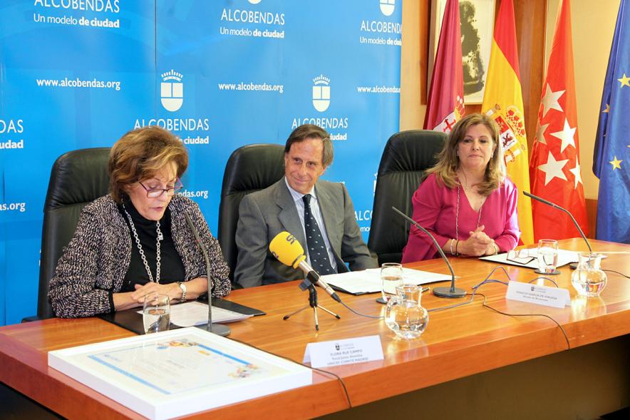 Premio Mención de Excelencia como Ciudad Amiga de la Infancia - Primer plano del alcalde García de Vinuesa y la representante de Unicef, la concejal,  leyendo.