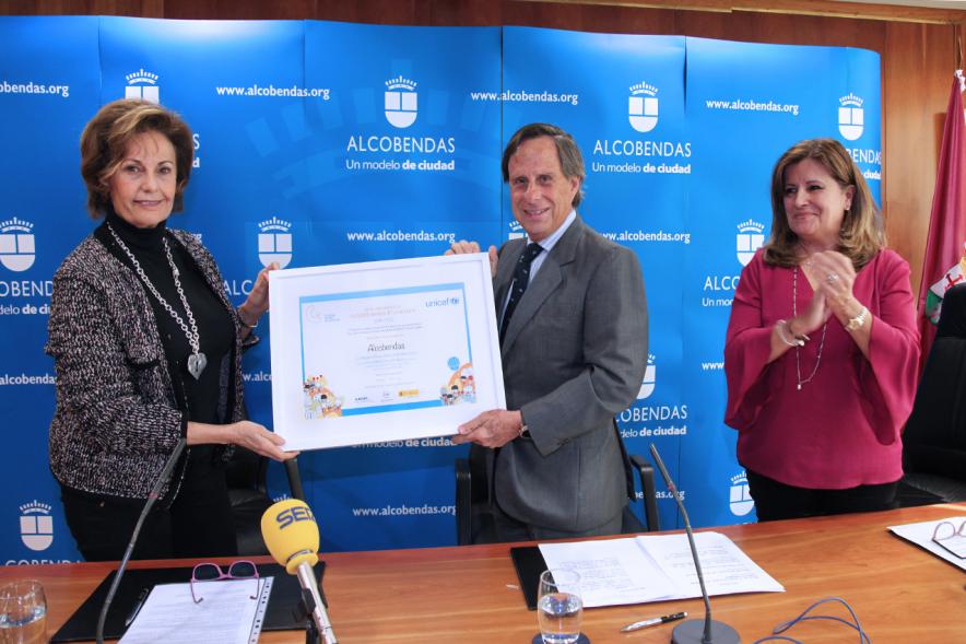Premio Mención de Excelencia como Ciudad Amiga de la Infancia - Primer plano del diploma enseñado por el alcalde García de Vinuesa y la representante de Unicef. 