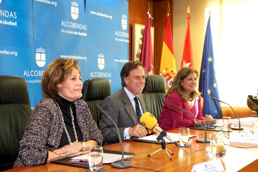 Premio Mención de Excelencia como Ciudad Amiga de la Infancia - Primer plano del alcalde García de Vinuesa y la representante de Unicef, la concejal,  hablando.