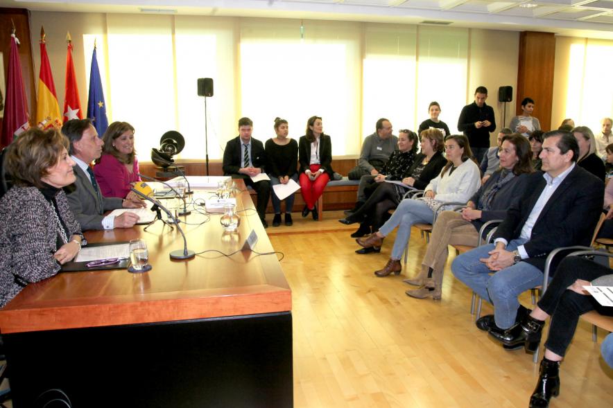 Premio Mención de Excelencia como Ciudad Amiga de la Infancia - Imagen de la mesa de los ponentes con el  alcalde  García de Vinuesa.