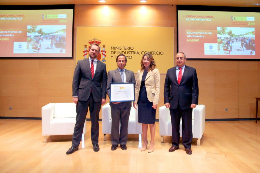 Entrega Premios Nacionales de Comercio Interior 2018 - Imagen del alcalde García de Vinuesa con su premio en las manos posando junto a  la secretaria de Estado de Comercio, Xiana Méndez, el subsecretario del Ministerio de Industria, Comercio y Turismo, Fernando Valdés, y el presidente de la Confederación Española de Comercio, Manuel García-Izquierdo.