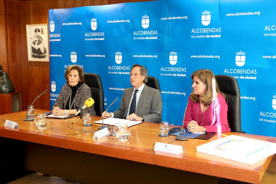 Premio Mención de Excelencia como Ciudad Amiga de la Infancia - Primer plano del alcalde García de Vinuesa y la representante de Unicef, la concejal,  hablando.
