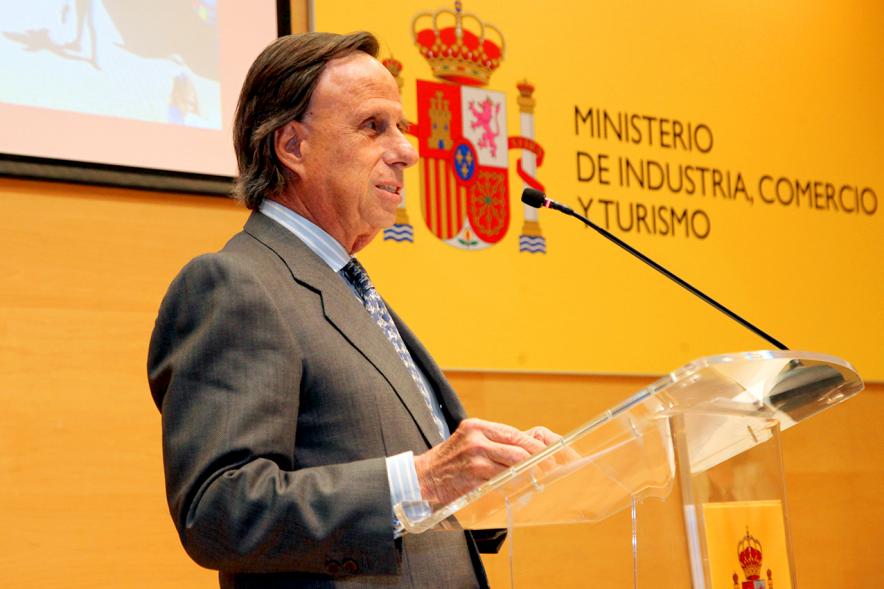 Entrega Premios Nacionales de Comercio Interior 2018 - Imagen  del alcalde García de Vinuesa dirigiéndose al público asistente.