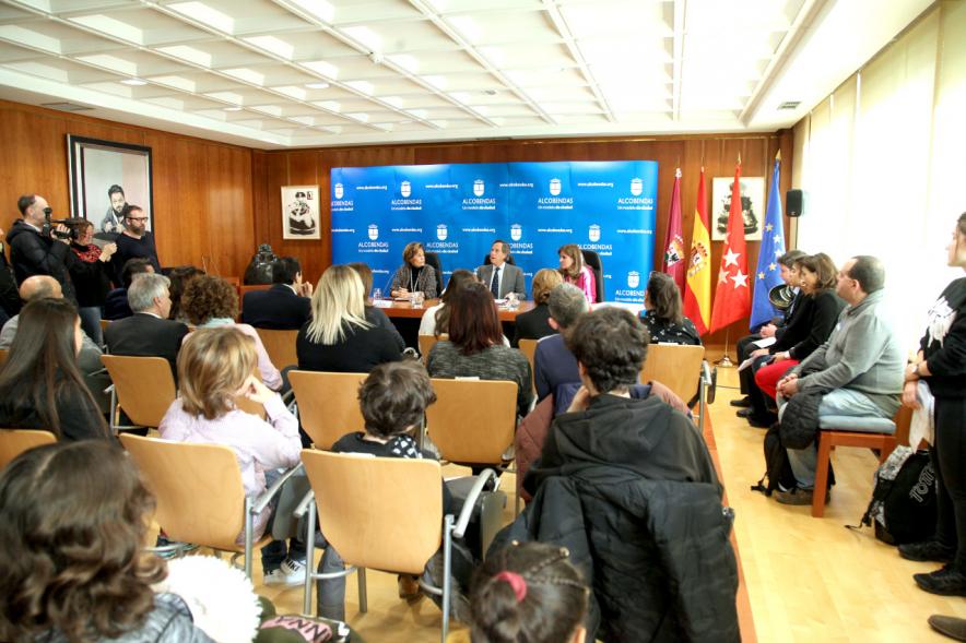 Premio Mención de Excelencia como Ciudad Amiga de la Infancia -Imagen trasera de la sala y de los asistentes a la entrega del premio.