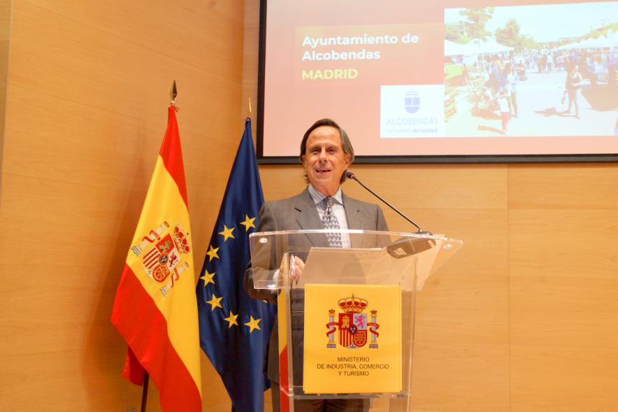 Entrega Premios Nacionales de Comercio Interior 2018 - Imagen  del alcalde García de Vinuesa dirigiéndose al público asistente.