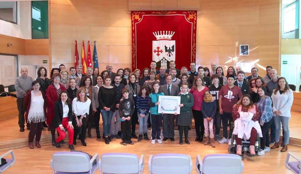 Premio Mención de Excelencia como Ciudad Amiga de la Infancia - Posado  del alcalde García de Vinuesa, la representante de Unicef y los niños asistentes.  