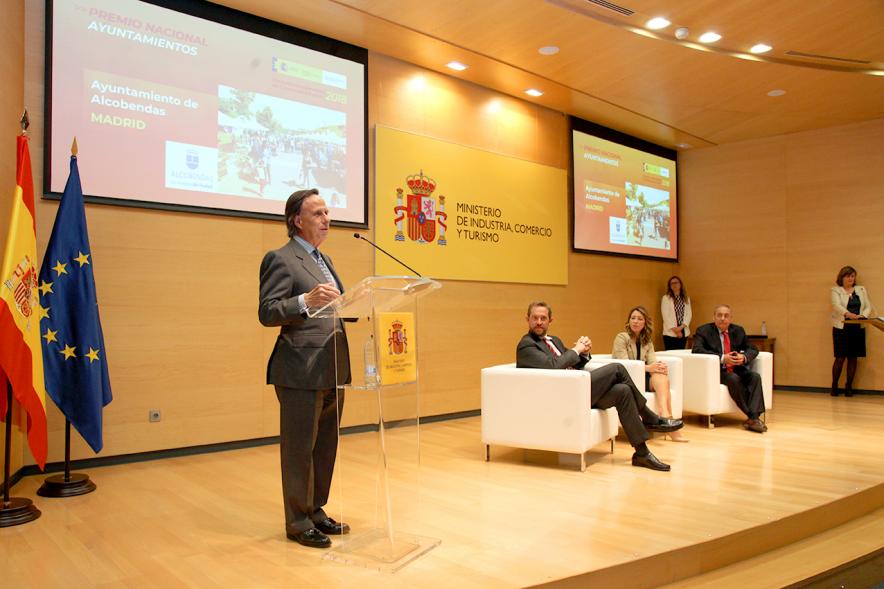 Entrega Premios Nacionales de Comercio Interior 2018 - Imagen lejana del alcalde García de Vinuesa dirigiéndose al público asistente.