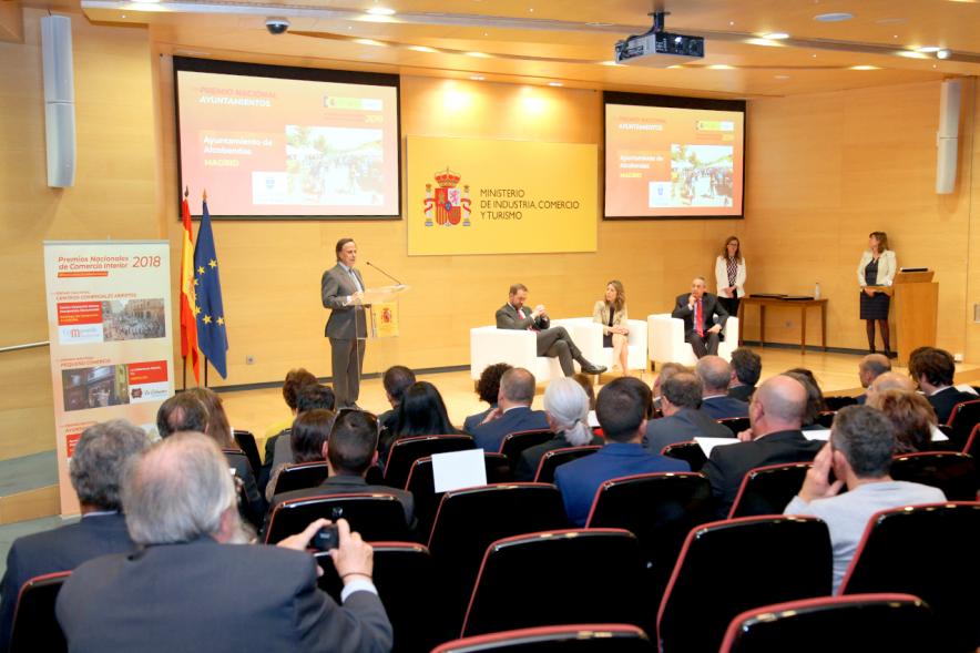 Entrega Premios Nacionales de Comercio Interior 2018 - Imagen lejana del alcalde García de Vinuesa dirigiéndose al público asistente.