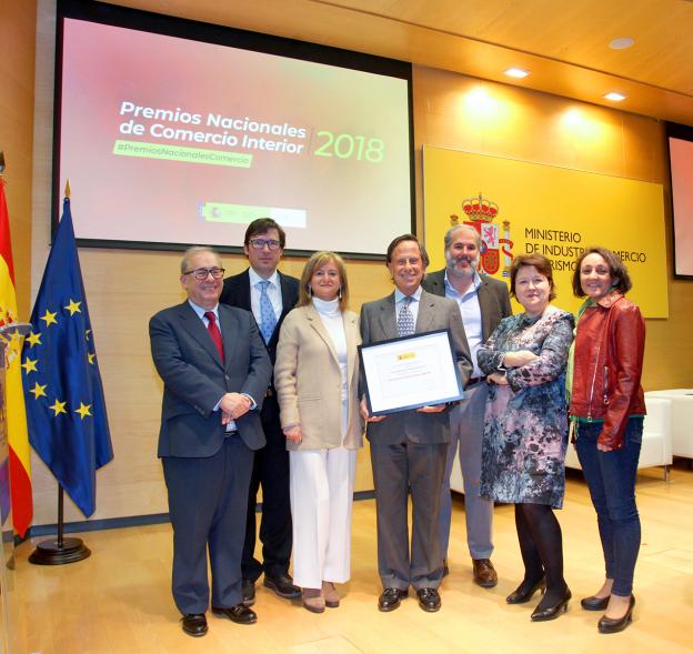 Entrega Premios Nacionales de Comercio Interior 2018 - Imagen del alcalde Ignacio García de Vinuesa posando con el premio Nacional de Comercio en la categoría Ayuntamientos junto a otros miembros del equipo de gobierno.