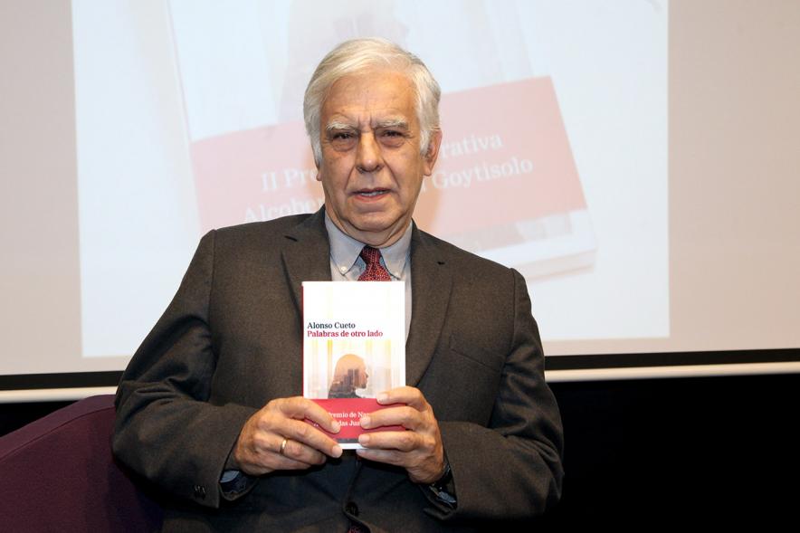 Entrega IIº Premio de Narrativa Juan Goytisolo - osado de Alonso Cueto, el ganador del premio con su libro.