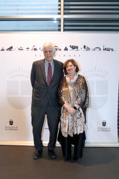 Entrega IIº Premio de Narrativa Juan Goytisolo - Posado de Alonso Cueto, el ganador del premio con  la concejal de cultura, Rosario Tamayo..
