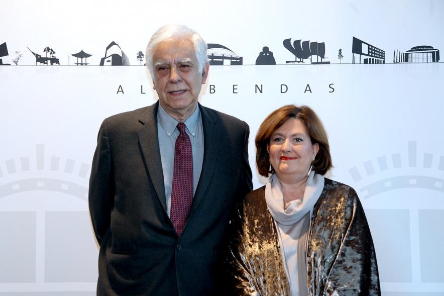 Entrega IIº Premio de Narrativa Juan Goytisolo -  Posado de Alonso Cueto, el ganador del premio. con la concejal de cultura, Rosario Tamayo.