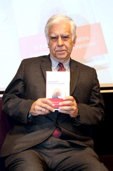 Entrega IIº Premio de Narrativa Juan Goytisolo -  Posado de Alonso Cueto, el ganador del premio con su libro.