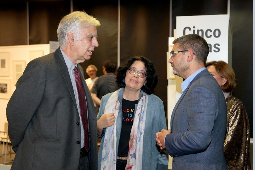 Entrega IIº Premio de Narrativa Juan Goytisolo - Primer plano de Alonso Cueto, ganador del premio con el alcalde Sánchez Acera  y la subdirectora de educación Celia García.