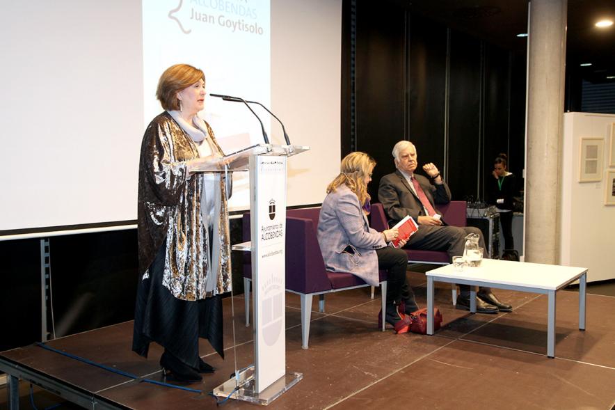 Entrega IIº Premio de Narrativa Juan Goytisolo - Imagen del discurso de la  concejal Rosario Tamayo junto al ganador Alonso Cueto y Mercedes Monmany, la presentadora.
