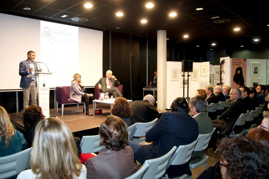 Entrega IIº Premio de Narrativa Juan Goytisolo - Plano abierto del alcalde Sanchez Acera, la presentadora, el ganador Alonso Cueto y las primeras filas de los asistentes.