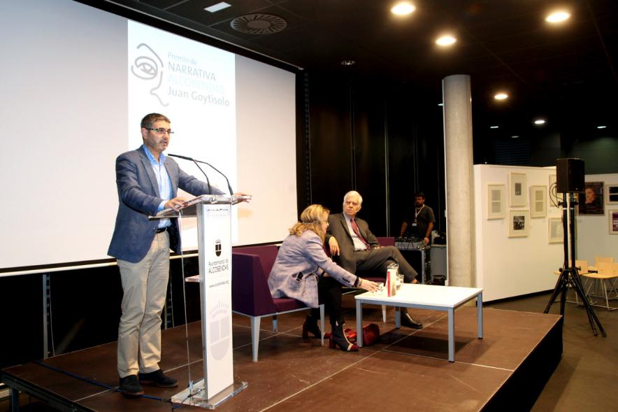 Entrega IIº Premio de Narrativa Juan Goytisolo - Plano principal   del alcalde Sánchez Acera junto a la presentadora y a Alonso Cueto, el ganador.  