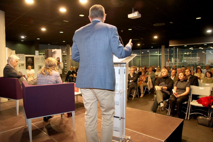 Entrega IIº Premio de Narrativa Juan Goytisolo - Imagen posterior del alcalde al lado de Alonso Cueto, el ganador  y Mercedes Monmany., la presentadora