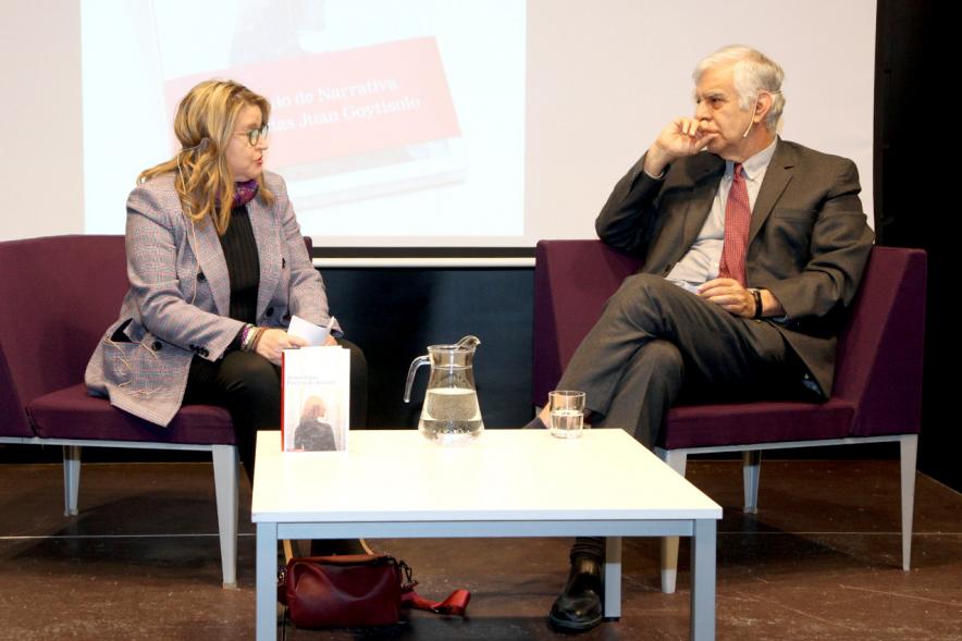 Entrega IIº Premio de Narrativa Juan Goytisolo -  Primer plano del diálogo entre  la presentadora con el ganador Alonso Cueto.