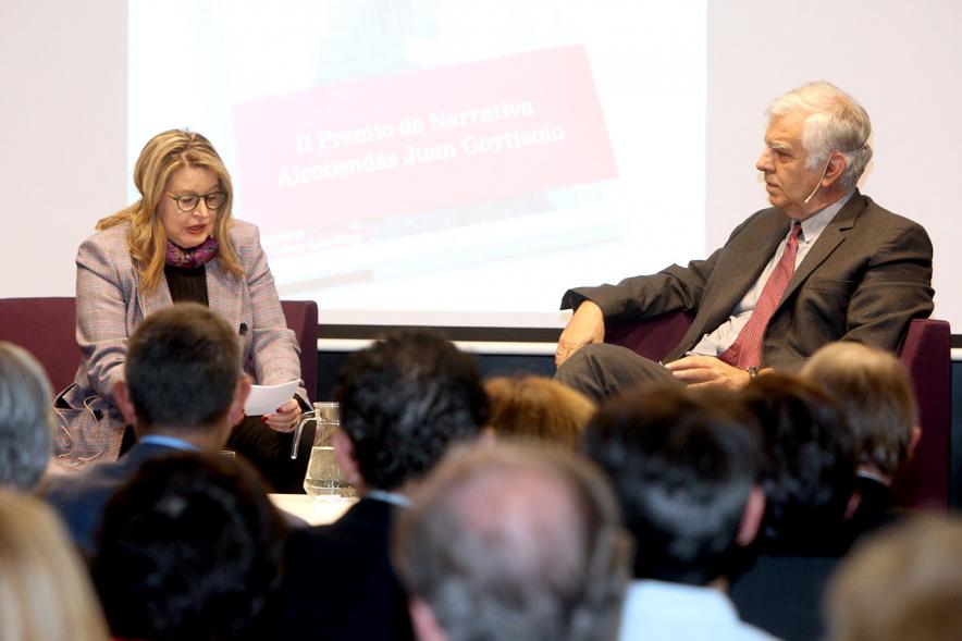 Entrega IIº Premio de Narrativa Juan Goytisolo -  Primer plano de la presentadora junto al ganador Alonso Cueto.