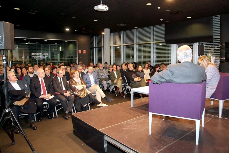 Entrega IIº Premio de Narrativa Juan Goytisolo - Plano general de la mesa con el ganador y  la primera fila de las autoridades municipales.