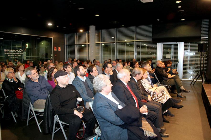 Entrega IIº Premio de Narrativa Juan Goytisolo -  Plano lateral de las primeras filas de autoridades municipales.