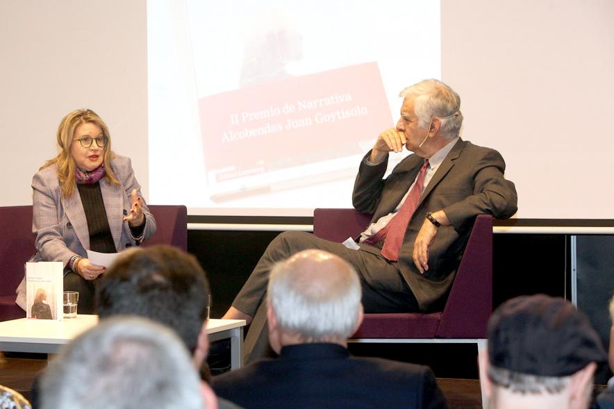 Entrega IIº Premio de Narrativa Juan Goytisolo -Primer plano de la charla entre  la presentadora y el ganador Alonso Cueto. 167407