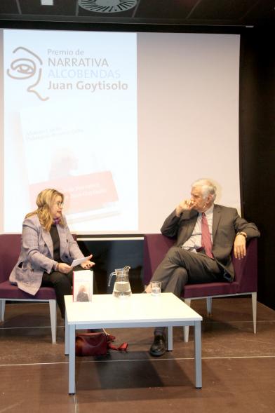 Entrega IIº Premio de Narrativa Juan Goytisolo -   Primer plano del diálogo entre  la presentadora con el ganador Alonso Cueto.