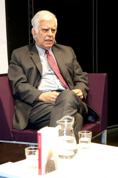 Entrega IIº Premio de Narrativa Juan Goytisolo - Primer plano de Alonso Cueto, el ganador del premio.