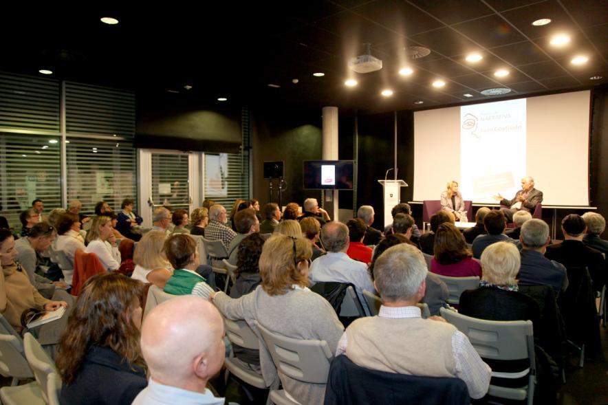 Entrega IIº Premio de Narrativa Juan Goytisolo - Plano posterior de la sala  con los numerosos asistentes.