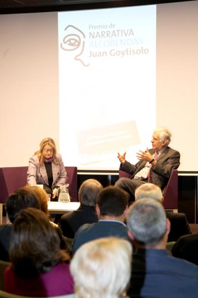 Entrega IIº Premio de Narrativa Juan Goytisolo - Primer plano del diálogo entre  la presentadora con el ganador Alonso Cueto.