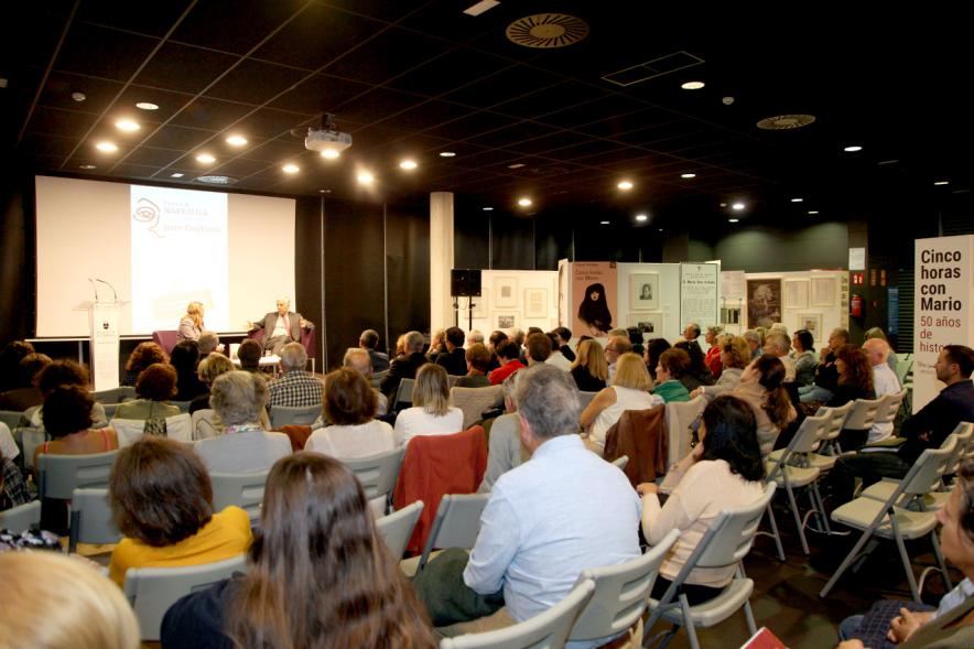 Entrega IIº Premio de Narrativa Juan Goytisolo - Plano posterior de la sala  con los numerosos asistentes.