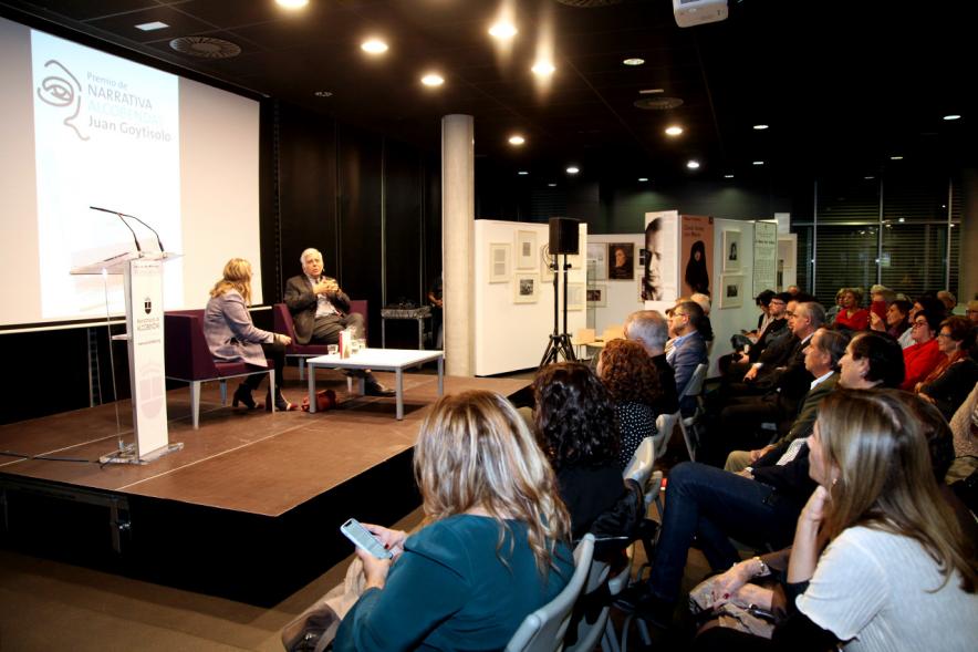 Entrega IIº Premio de Narrativa Juan Goytisolo -  Plano abierto de la presentadora, Mercedes Monmany, el ganador Alonso Cueto y la primera fila de las autoridades municipales.