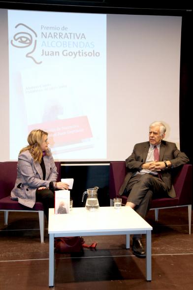 Entrega IIº Premio de Narrativa Juan Goytisolo - Primer plano de la presentadora, Mercedes Monmany,  junto al ganador Alonso Cueto.