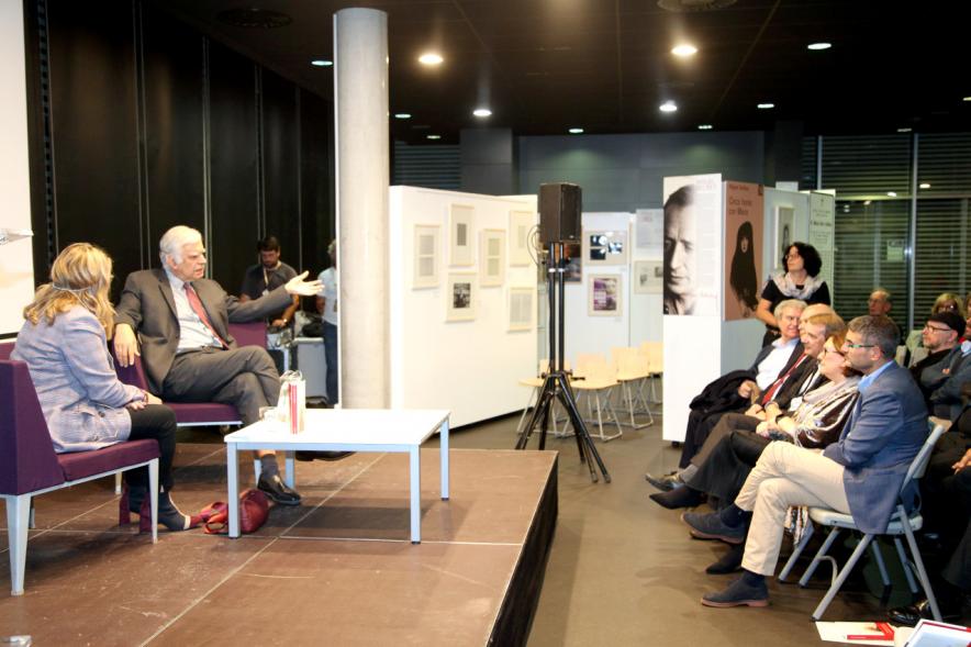 Entrega IIº Premio de Narrativa Juan Goytisolo -Plano abierto de la presentadora, el ganador Alonso Cueto y la primera fila de las autoridades municipales.