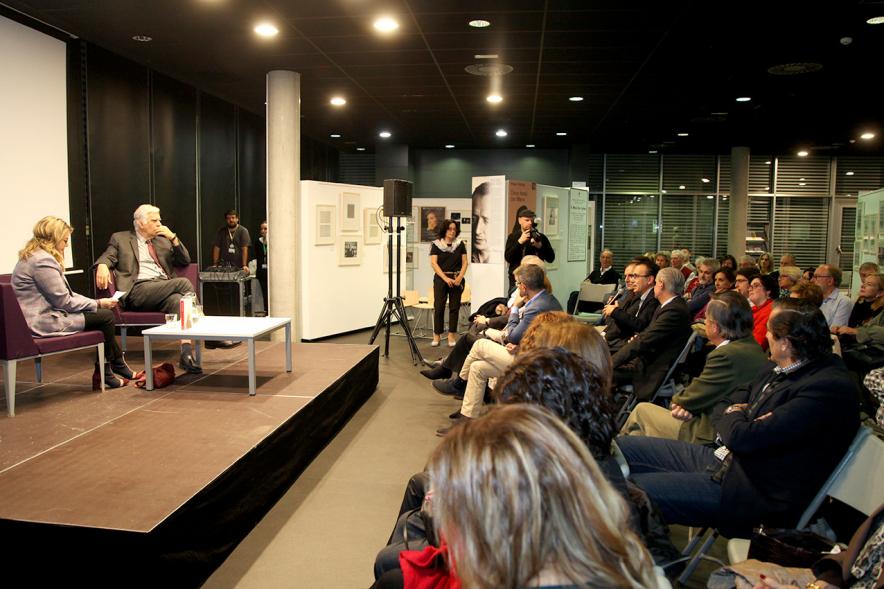 Entrega IIº Premio de Narrativa Juan Goytisolo - Plano abierto con la presentadora, el ganador Alonso cueto y los asistentes a la presentación. a