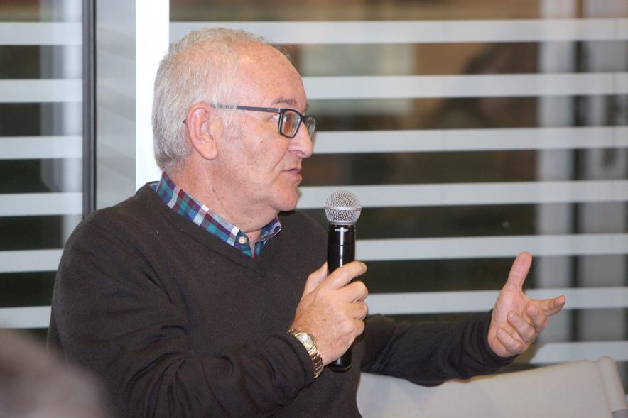 Entrega IIº Premio de Narrativa Juan Goytisolo - Imagen de un  miembros del jurado con el micrófono.