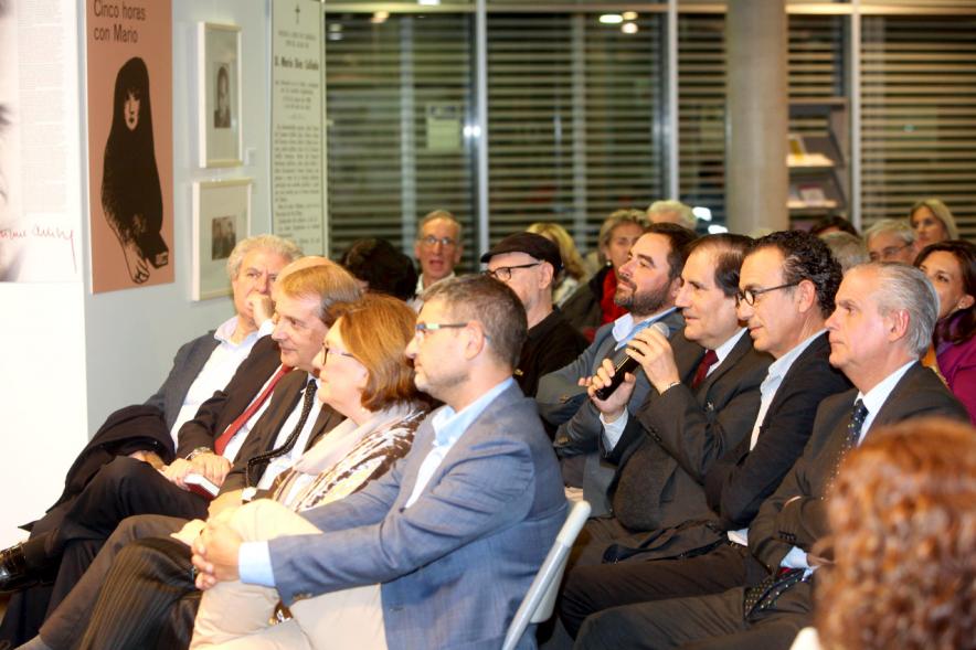 Entrega IIº Premio de Narrativa Juan Goytisolo - Imagen central del alcalde Sánchez Acera, con las autoridades municipales y los miembros del jurado.