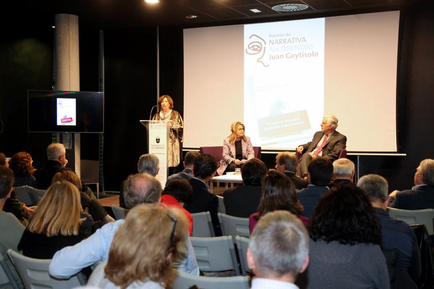 Entrega IIº Premio de Narrativa Juan Goytisolo - Imagen del discurso de la  concejal de cultura junto a Mercedes Monmany la presentadora y el ganador, Alonso Cueto.