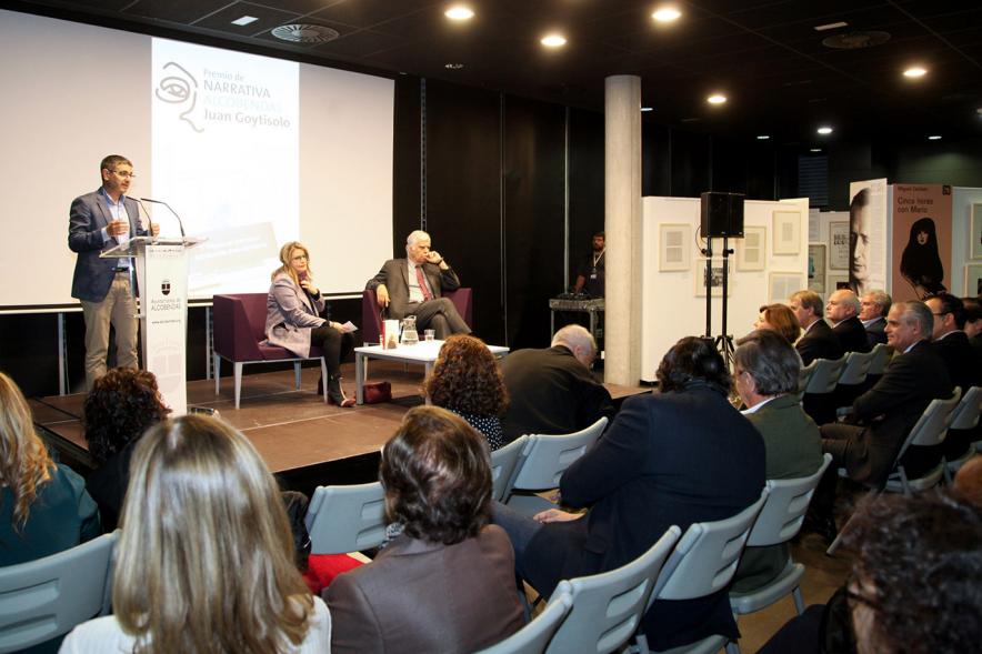 Entrega IIº Premio de Narrativa Juan Goytisolo - Plano posterior de los numerosos asistentes, del alcalde Sánchez Acera y la mesa  de la presentadora y el ganador.