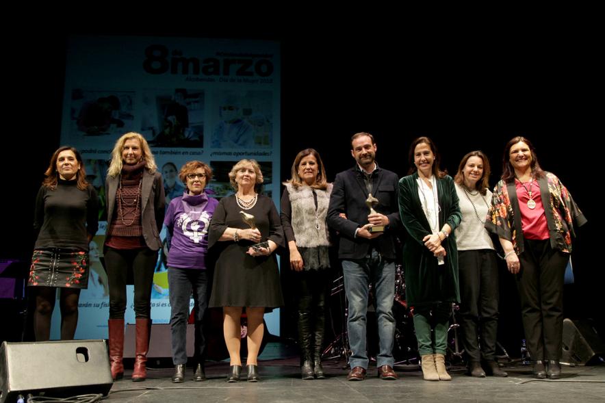 Entrega Premios Atenea y Hombres por la Igualdad 2018 - Imagen de todos los premiados en el escenario posando junto a las personas que han entregado los premios.