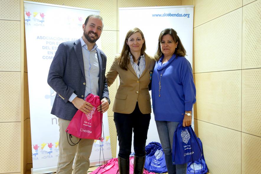 II Premios de Prácticas Inclusivas en el TEA - Posado de tres organizadores.