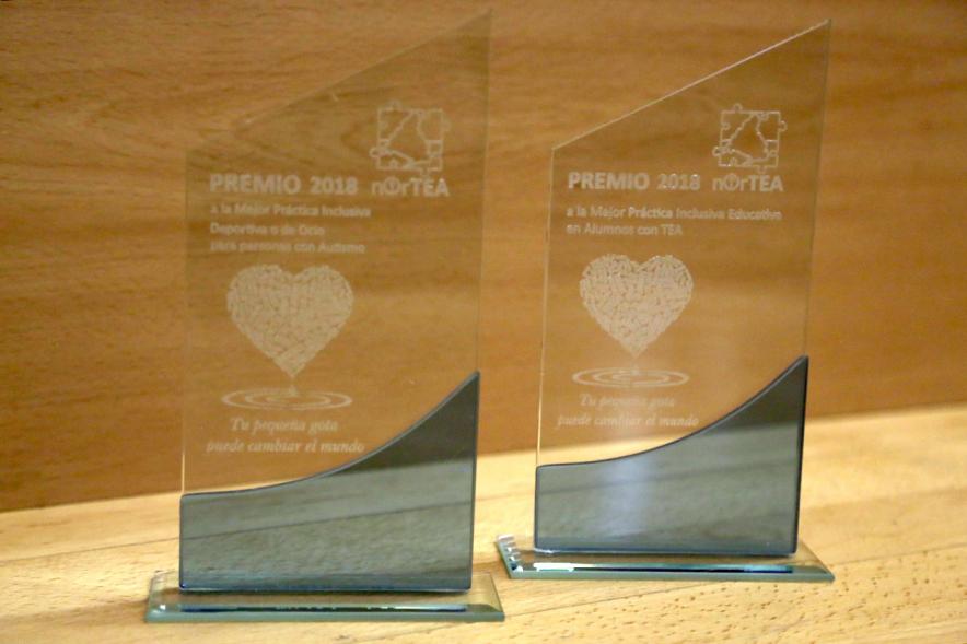 II Premios de Prácticas Inclusivas en el TEA - Primer plano de los galardones.