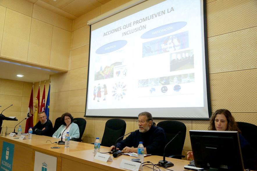 II Premios de Prácticas Inclusivas en el TEA - Primer plano de la mesa de otros ponentes.